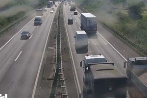 Autom probio ogradu na Jankomirskom mostu – stvaraju se velike gužve