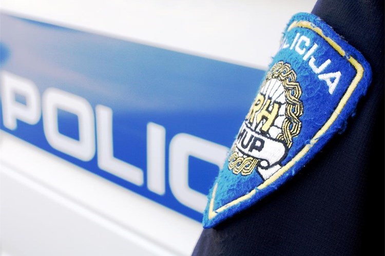 Uhićen 65-godišnji pijan vozač: odbio alkotest, vrijeđao policiju, prijeti mu paprena novčana kazna i zatvor