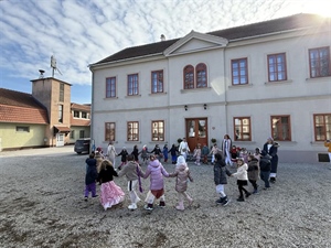 Fašničko veselje ispred Općine Petrijanec: Male maškare ugostio načelnik Posavec