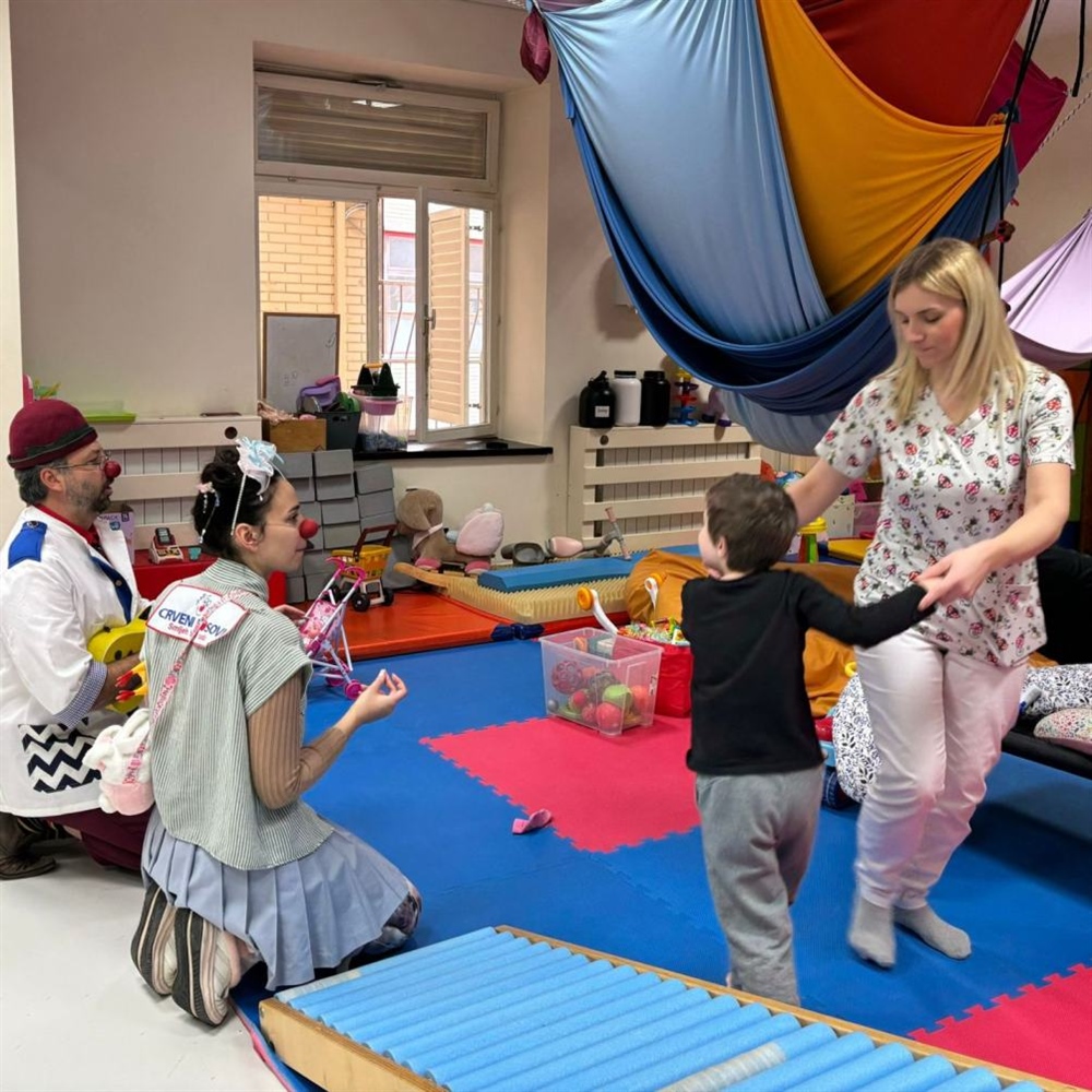 Crveni nosovi posjetili djecu u SB Krapinske Toplice: Oni ne liječe bolest, ali pomažu djetetu da se smije i lakše podnosi bolničke dane