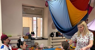 Crveni nosovi posjetili djecu u SB Krapinske Toplice: Oni ne liječe bolest, ali pomažu djetetu da se smije i lakše podnosi bolničke dane