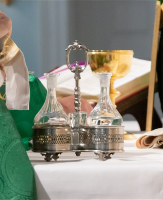 Svećenik najprije odgodio krizmu zbog neznanja krizmanika, a potom izjavio da je to privremeno: Može li se djecu prisiliti na misu i pripreme?