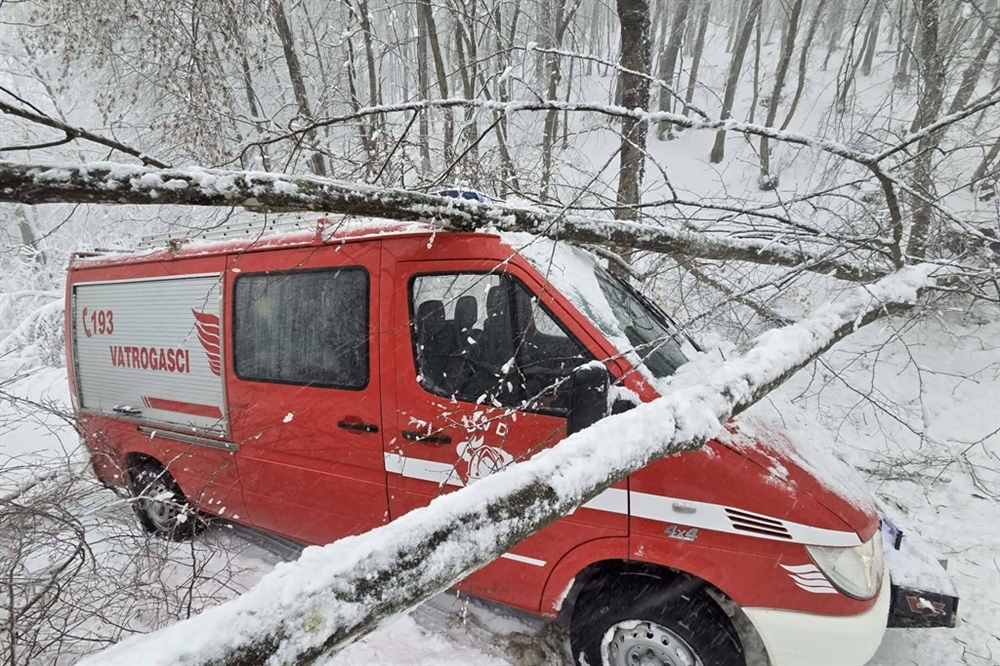 Snježne padaline izazvale probleme i u Loboru, oštećeno i vatrogasno vozilo, Jembrih: „Hvala im na svemu!”
