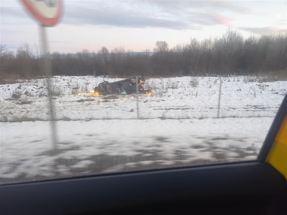 Auto na krovu kod naplatne postaje Mokrice u Oroslavju