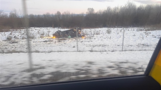 Auto na krovu kod naplatne postaje Mokrice u Oroslavju