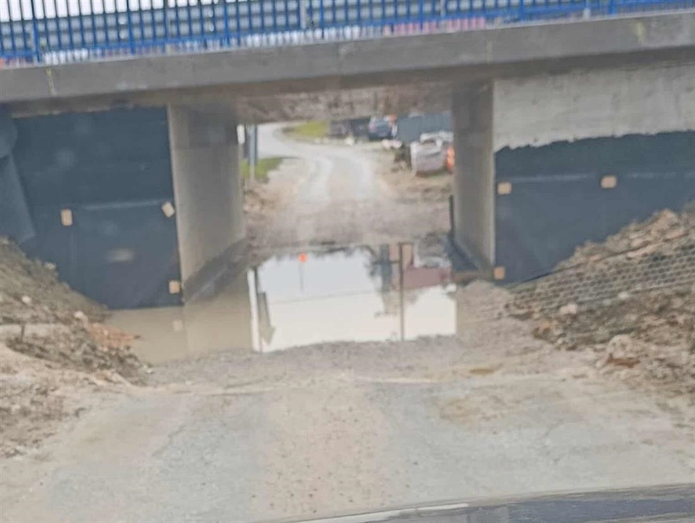 Nakon snijega i kiše – podvožnjak u Pristavi Krapinskoj pod vodom, prolaz do željezničke stanice potpuno onemogućen