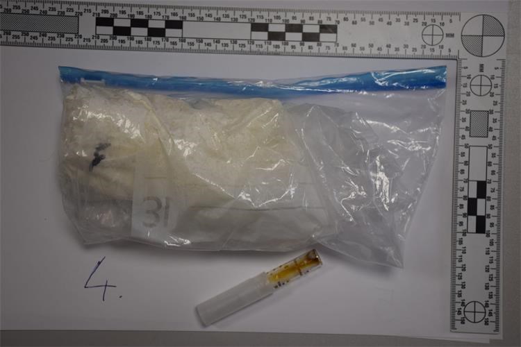 U autu skrivali i prevozili preko dva kilograma droge, a s njima bila i djeca