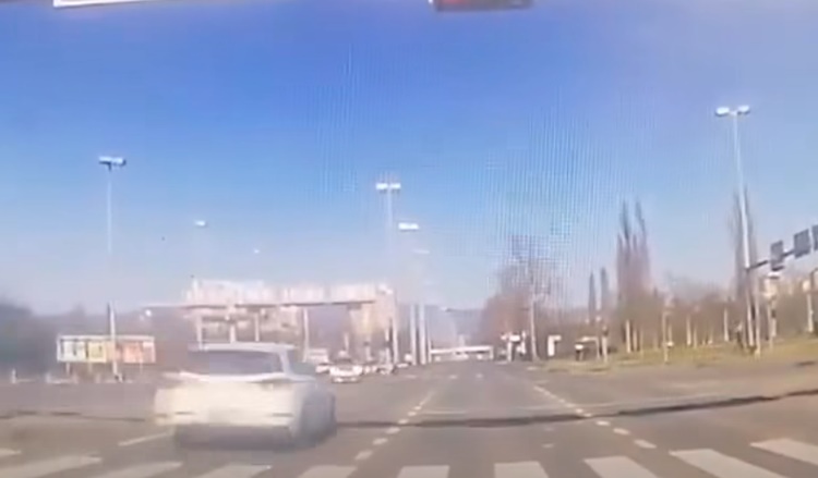 Opasna vožnja zgrozila javnost - projurio kroz crveno i za dlaku izbjegao frontalni sudar