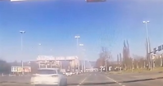 Opasna vožnja zgrozila javnost - projurio kroz crveno i za dlaku izbjegao frontalni sudar