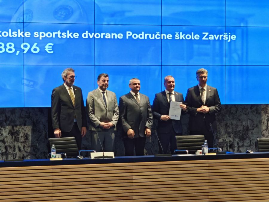 Nova ulaganja Varaždinske županije: Župan Stričak preuzeo ugovore za projekte školskih sportskih dvorana