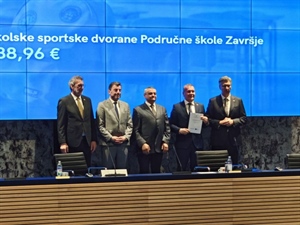 Nova ulaganja Varaždinske županije: Župan Stričak preuzeo ugovore za projekte školskih sportskih dvorana