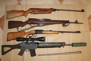 Policija u Zagrebu pronašla cijeli arsenal oružja: puške, prigušivače, kuburu, pištolje, ali ni to nije sve