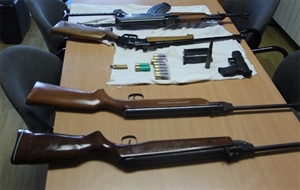 Policija 63-godišnjaku pretresla kuću: pronašli ilegalno oružje, streljivo i spremnike oružja