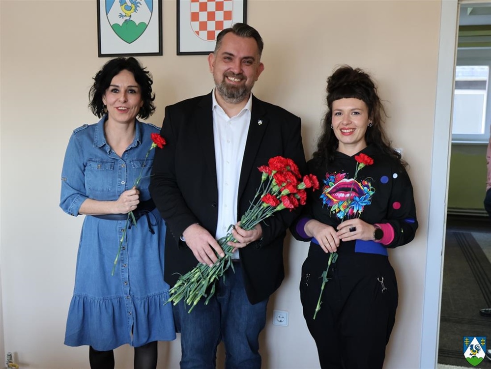 Župan Golubić i zamjenik Rajn povodom Dana žena zaposlenicama podijelili ruže