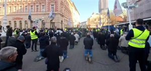 Molitelji se opet okupili na trgovima, u Zagrebu ih dočekali i prosvjednici – molilo se i u Krapini, Varaždinu, Koprivnici…