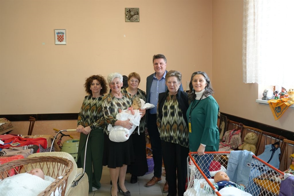 U Donjem Kućanu održana izložba ručnih radova “Od kolijevke do škole“, podržao je zamjenik gradonačelnika Marković