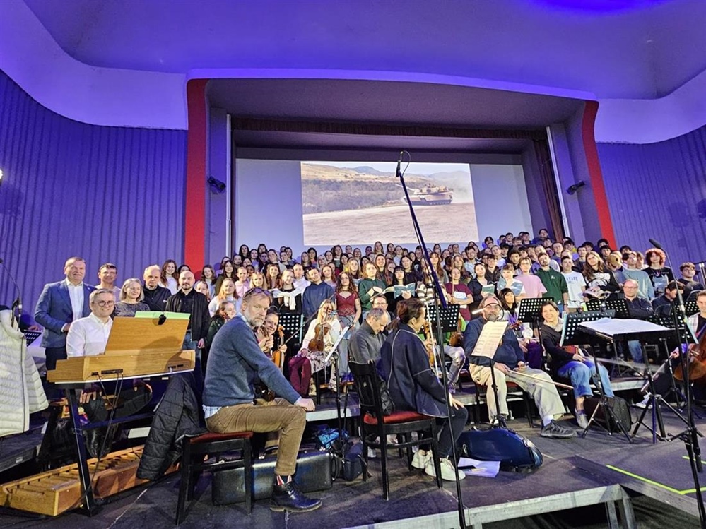 Mladi glazbenici pripremaju prvu hrvatsku izvedbu “The Armed Man”, na probi ih posjetio i čestitao im župan Stričak