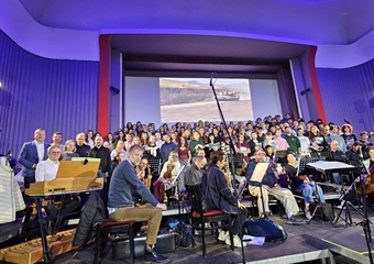 Mladi glazbenici pripremaju prvu hrvatsku izvedbu “The Armed Man”, na probi ih posjetio i čestitao im župan Stričak