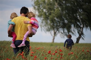 Ministarstvo demografije pozvalo očeve - Dođite s djecom, čeka vas poklon za Dan očeva!