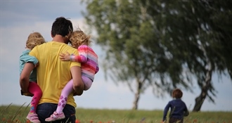 Ministarstvo demografije pozvalo očeve - Dođite s djecom, čeka vas poklon za Dan očeva!