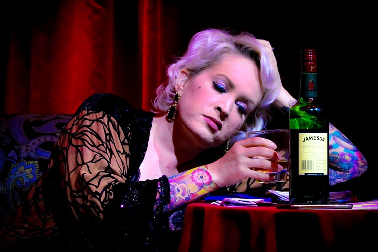 “K*RVO, DROLJO!” Pijane djevojke napravile kaos u kafiću pa završile na sudu