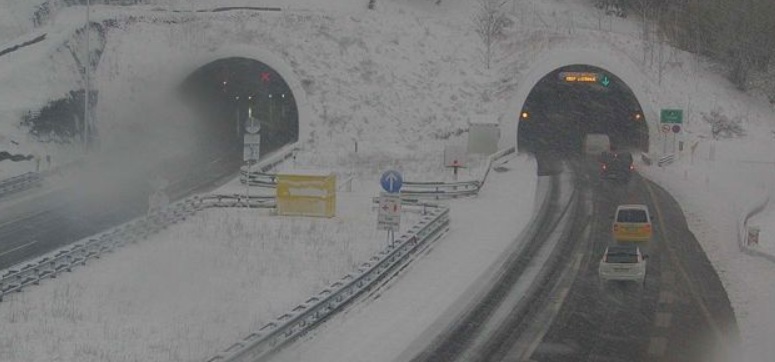 KAOS: Snijeg pao i na Sljemenu, šleperi ne voze prema Istri, gužve na zagrebačkoj obilaznici i na A2, prometna na A3