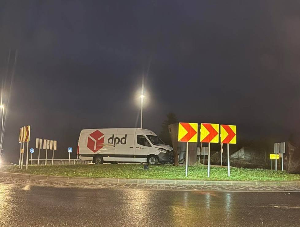 "Dostava do kule": Nesvakidašnja nesreća u Gornjem Knegincu - kombi završio nasred rotora