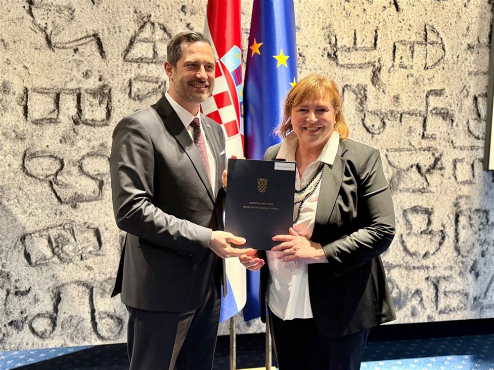 Zamjenica Petek potpisala ugovor vrijedan gotovo 133 tisuće eura: OŠ Đurmanec dobit će obnovljeno sportsko igralište