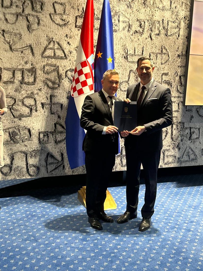 Za rekonstrukciju stadiona Razvor u Kumrovcu osigurano 240 tisuća eura - načelnik Šplajt potpisao ugovor