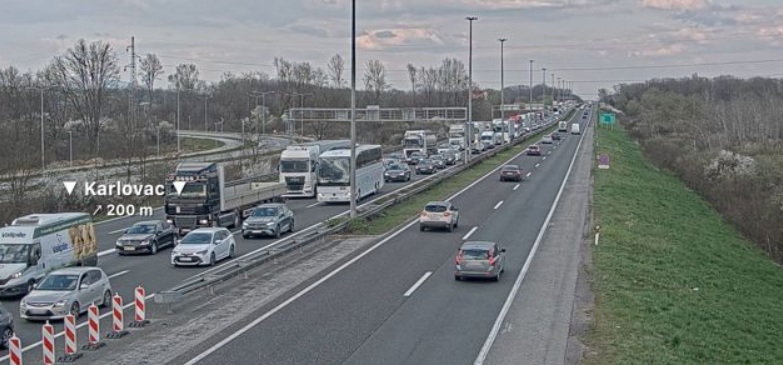 Na A1 kod Karlovca se prevrnuo kamion – curi gorivo, na terenu hitna i vatrogasci