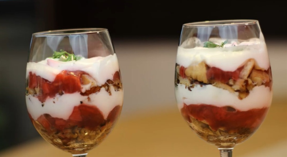 Proljetni desert u čaši s jagodama i kremom