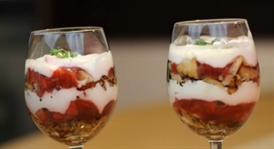 Proljetni desert u čaši s jagodama i kremom