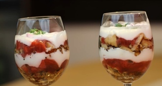 Proljetni desert u čaši s jagodama i kremom