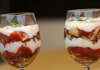 Proljetni desert u čaši s jagodama i kremom