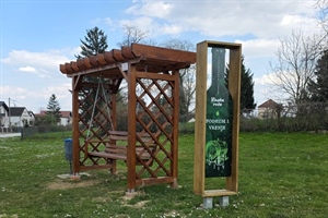 Novi foto kutak u Jalžabetu: Stvorite uspomene uz prepoznatljivu kulisu dvorca i veličanstvenu platanu