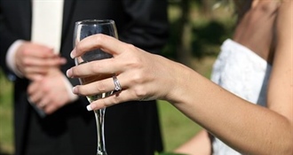 KUMSTVO ILI SPONZORSTVO: Djevojka na rubu očaja zbog svadbe na kojoj treba biti kuma – mladenka traži vilu s bazenom i DJ-a