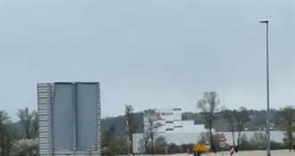 Metar vode na ulazu na brzu cestu u Poznanovcu, u Zaboku se izlila Krapinica – ceste su zatvorene!