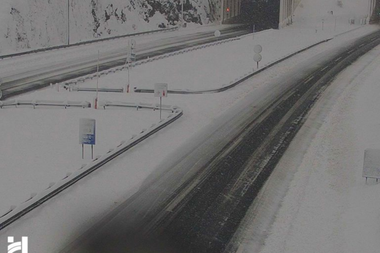 Zbog olujnog vjetra zatvorena A1 i niz ključnih cesta prema Dalmaciji, nema pravca za kamione