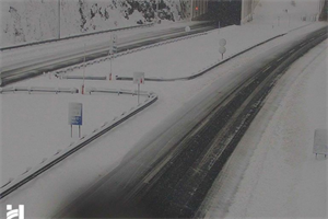 Zbog olujnog vjetra zatvorena A1 i niz ključnih cesta prema Dalmaciji, nema pravca za kamione