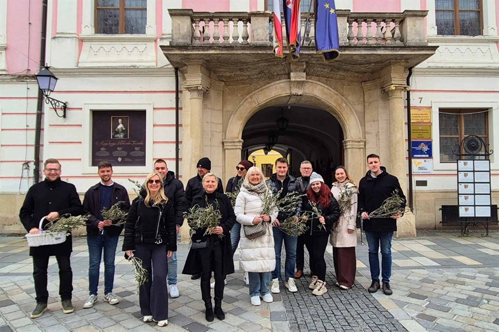 Članovi HDZ-a Varaždinske županije dijelili maslinove grančice uoči Cvjetnice
