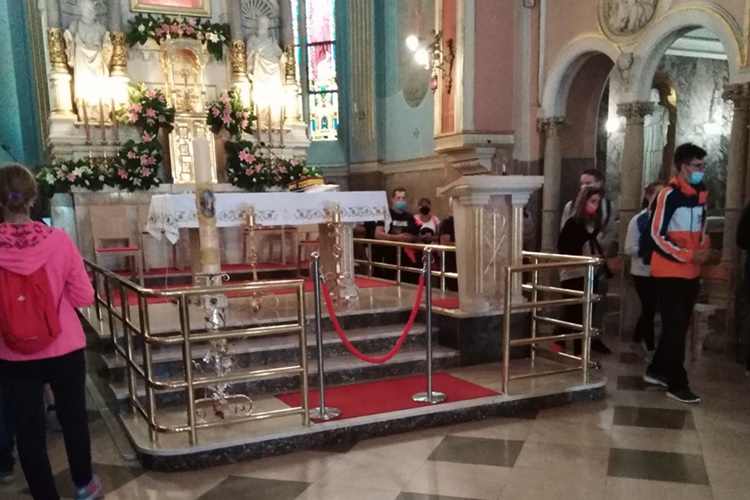 Danas je Velika subota – vjernici posjećuju Isusov grob