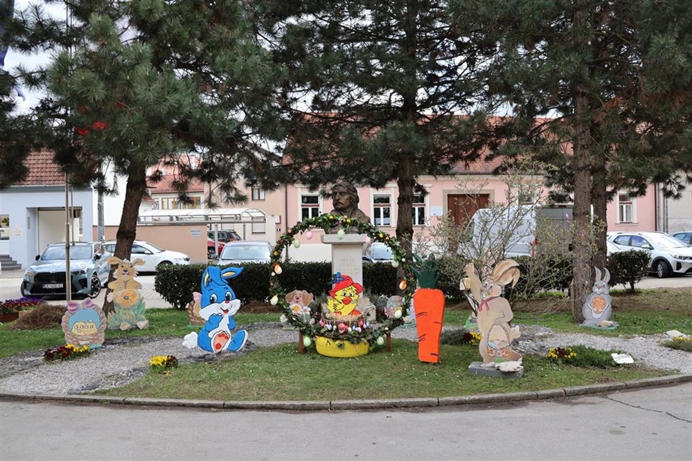 Čarolija Uskrsa ispred zgrade Međimurske županije oduševljava prolaznike