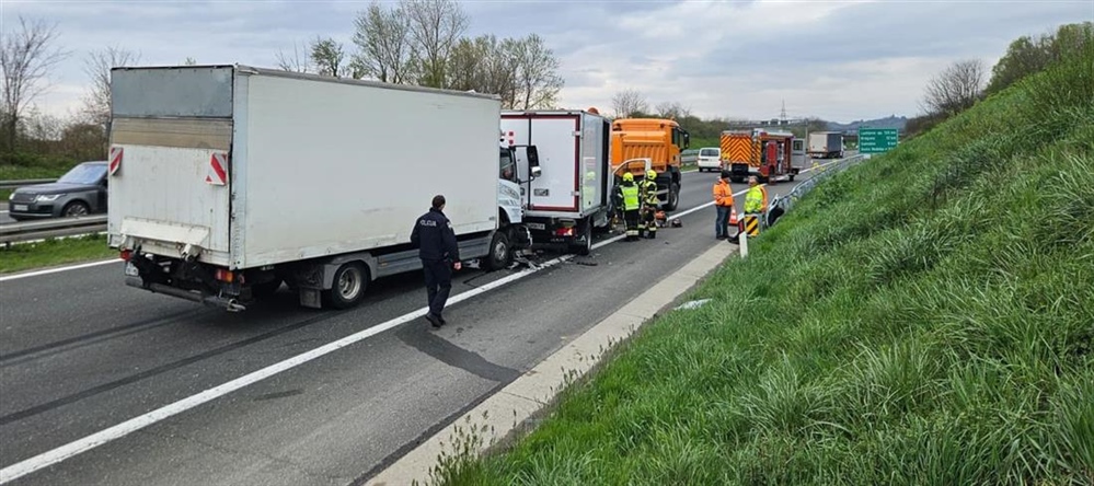 Sudar tri kamiona na zagrebačkoj obilaznici - vatrogasci izvlačili jednu osobu iz vozila