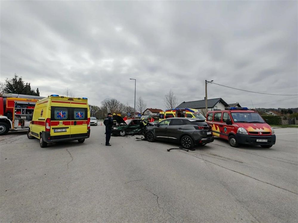 Sudar dva auta: Ludbreški vatrogasci morali rezati vozilo kako bi izvukli unesrećene