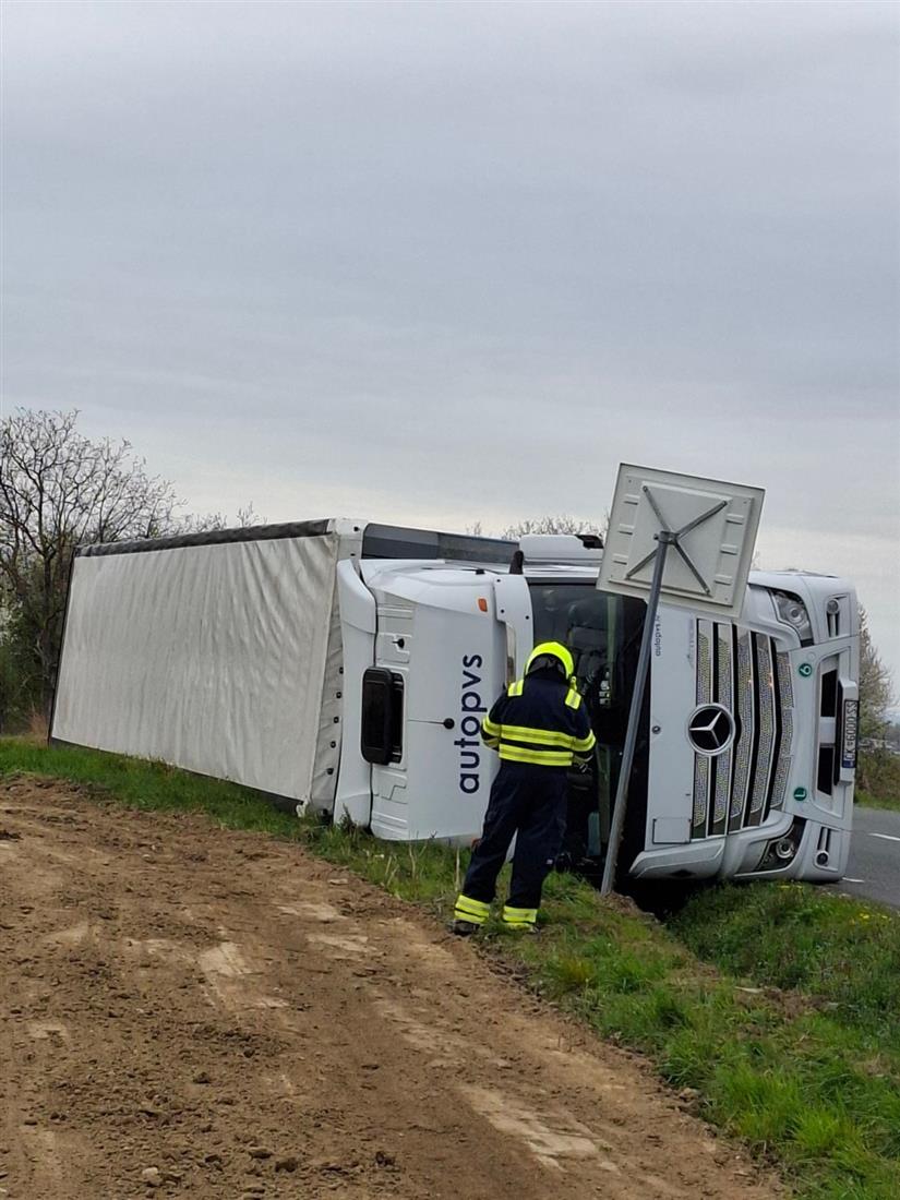 Dramatičan prizor u Međimurju - teretnjak se prevrnuo u zavoju, izvlačili ga vatrogasci