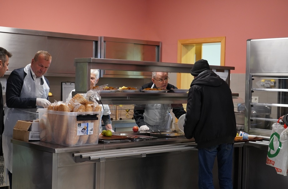 Na Veliki Petak biskup Radoš i županijski i gradski dužnosnici obišli Pučku kuhinju u Varaždinu