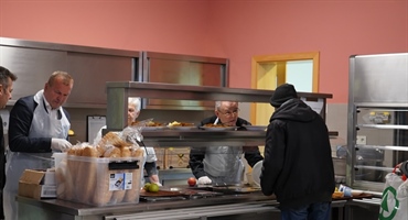 Na Veliki Petak biskup Radoš i županijski i gradski dužnosnici obišli Pučku kuhinju u Varaždinu