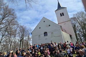 Na Uskrsni ponedjeljak: Brojni vjernici, izletnici i ljubitelji prirode okupili se na Ravnoj gori