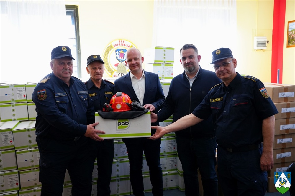 Koprivničko-križevački vatrogasci dobili novu opremu – uručene im kacige i protupožarne rukavice