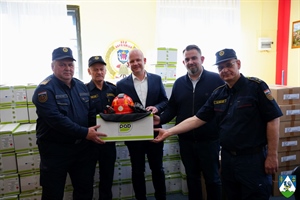 Koprivničko-križevački vatrogasci dobili novu opremu – uručene im kacige i protupožarne rukavice